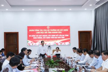 Bộ trưởng Bộ Xây dựng Trần Hồng Minh làm việc với tỉnh Khánh Hòa về quy hoạch, xây dựng kết cấu hạ tầng